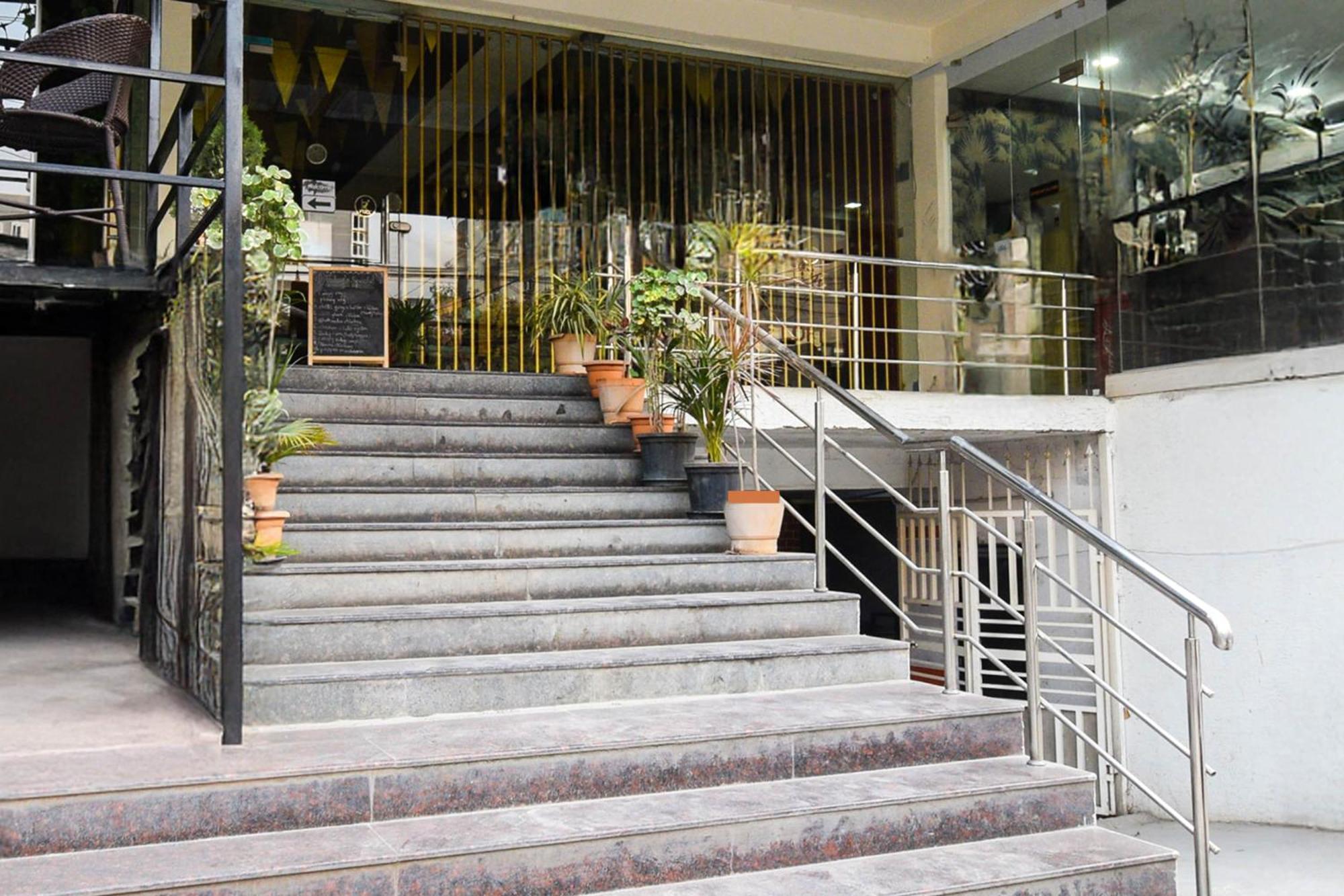 Super Townhouse Madhapur 100 Feet Road Formerly Jkc Grand Haydarabad Dış mekan fotoğraf